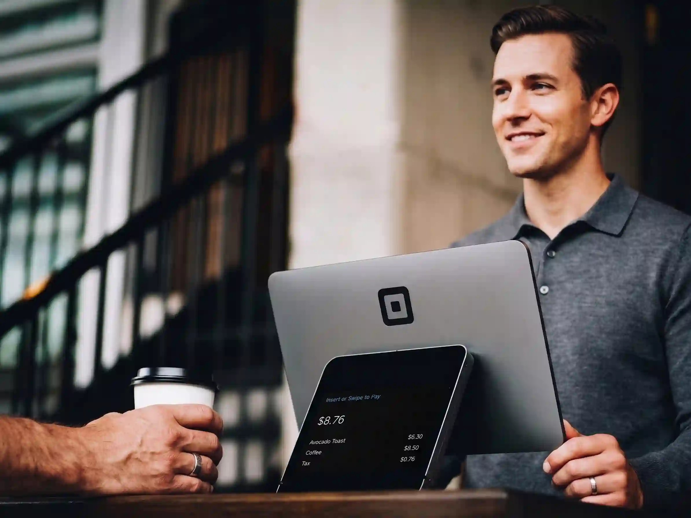 موظف خدمة عملاء لشركة نقل عفش